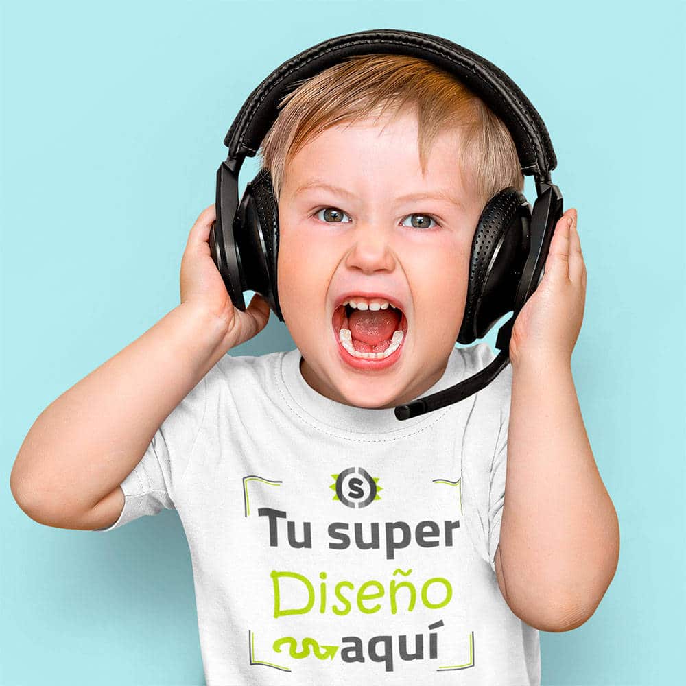 Bebé con una camiseta personalizable y unos cascos gamer