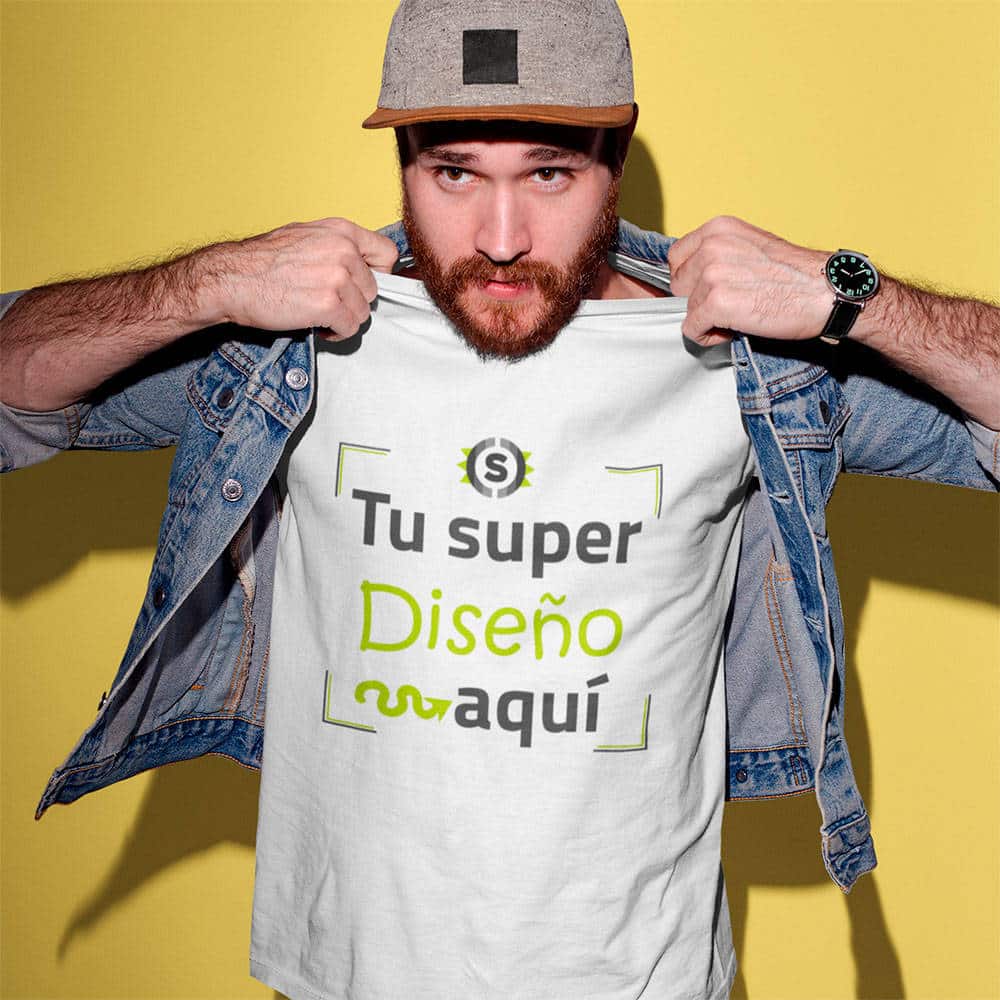 Chico con una camiseta personalizable y chaqueta vaquera