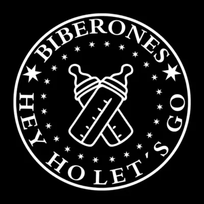 Biberones. Fondo oscuro.