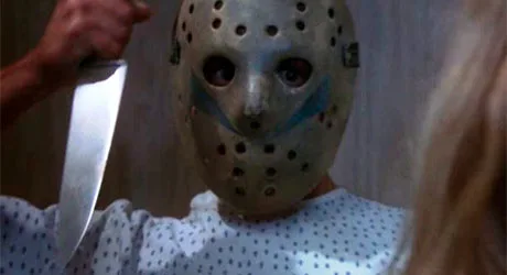 Tommy Jarvis sujetando un cuchillo con la máscara de Jason puesta en Viernes 13 parte 5