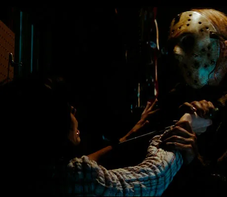 Jason clavándole a Chewie un destornillador en Viernes 13