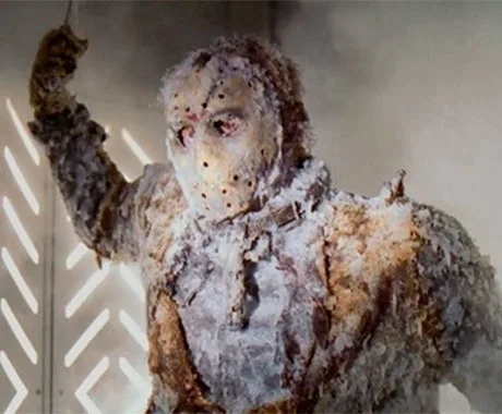Jason congelado sujetando su machete en Jason X