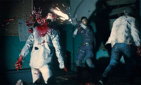 Leon Kennedy disparando a un zombie con una escopeta en el Remake de Resident Evil 2