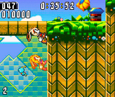 Cream el conejo escalando una pared en Sonic Advance 2