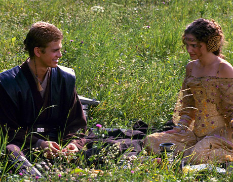Anakin Skywalker y Padme juntos en el campo
