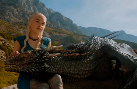 Daenerys Targaryen con su dragón en Juego de Tronos