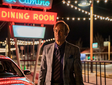 Imagen de Saul delante de un bar en la serie Better Caul Saul.