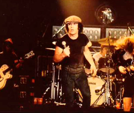 Fotografía de Brian Johnson en uno de sus primeros conciertos con ACDC.