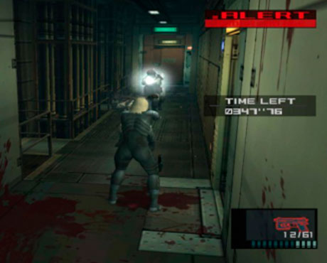 Imagen de Raiden en un pasillo ensangrentado disparando a un soldado en el juego Metal Gear Solid 2: Sons of Liberty.