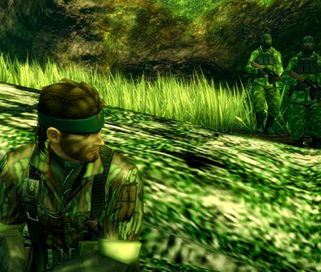 Imagen de Snake aprovechando su camuflaje escondido detrás de un tronco mientras se acercan unos soldados en el juego Metal Gear Solid 3: Snake Eater.