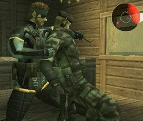 Imagen de Snake arrastrando un soldado inconsciente en el juego Metal Gear Solid: Portable Ops.