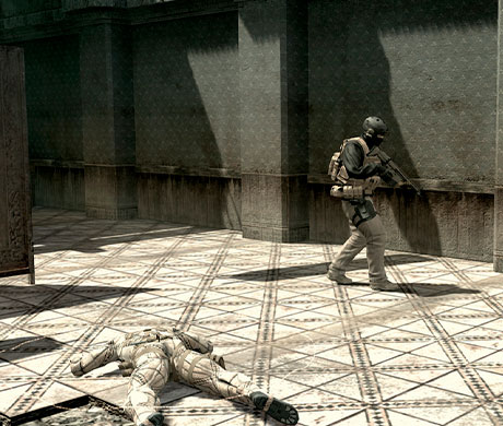 Imagen de Snake tumbado boca abajo aprovechando su traje de camuflaje para mimetizarse con el entorno en el juego Metal Gear Solid 4.