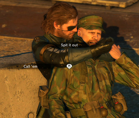 Imagen de Big Boss sujetando un soldado del cuello por detrás e interrogándolo en el juego Metal Gear V: Ground Zeroes.