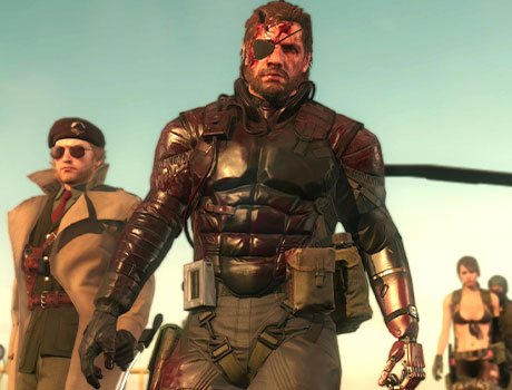 Imagen de Venom Snake cubierto de sangre con Miller a su izquierda y Quiet a sus espaldas en el juego Metal Gear V: The Phantom Pain.