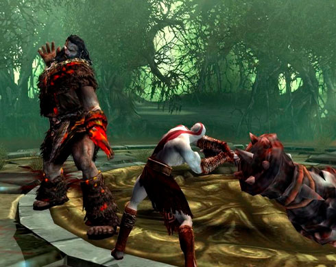 Imagen de Kratos usando como arma el Martillo del Rey Bárbaro contra el mismo Rey Bárbaro en el juego God of War II.