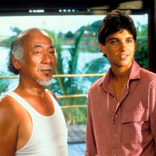 Imagen de el señor miyagi junto a daniel larusso en la película the karate kid.