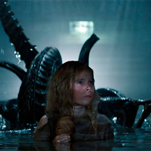 Imagen de xenomorfo detrás de newt en la película aliens el regreso.